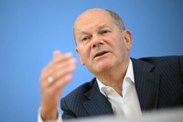 Bundeskanzler Scholz hat große Sorge vor einem Flächenbrand im Nahen Osten. (Archivbild)