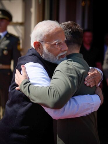 Auch Selenskyj bekommt seine Umarmung von Modi - genauso wie wenige Wochen zuvor Kremlchef Putin.