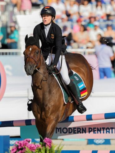 Fünfkämpferin Annika Zillekens strauchelt beim Reiten.