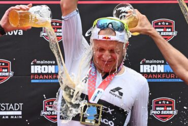 Bierdusche für den Sieger - Kristian Blummenfelt  bei der Siegerehrung der Ironman EM