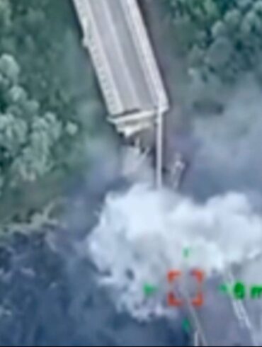 Die Autobrücke über den Fluss Sejm bei Gluschkowo im Gebiet Kursk diente auch als wichtige militärische Nachschubverbindung. (Archivbild)