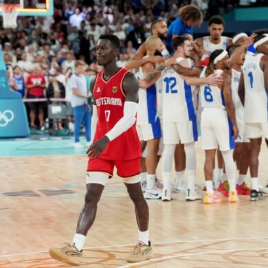 Dennis Schröder schleicht enttäuscht vom Feld.