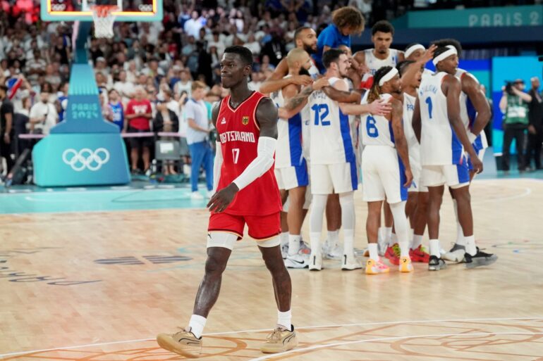 Dennis Schröder schleicht enttäuscht vom Feld.