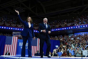 Die Stimmung beim ersten gemeinsamen Auftritt von Kamala Harris und Tim Walz ist mehr als gut - das Publikum empfängt die beiden mit tosendem Jubel.