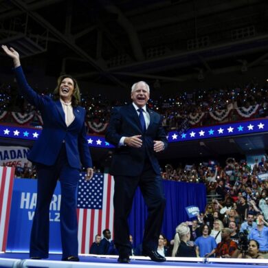 Die Stimmung beim ersten gemeinsamen Auftritt von Kamala Harris und Tim Walz ist mehr als gut - das Publikum empfängt die beiden mit tosendem Jubel.