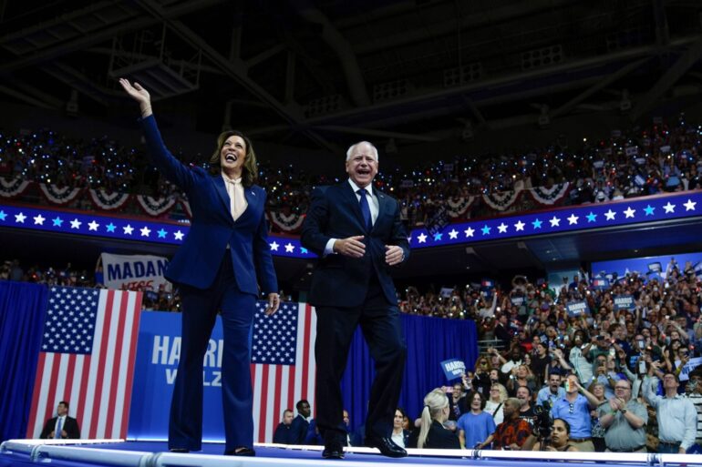 Die Stimmung beim ersten gemeinsamen Auftritt von Kamala Harris und Tim Walz ist mehr als gut - das Publikum empfängt die beiden mit tosendem Jubel.