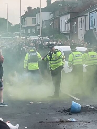 In Southport war die Lage nach einer friedlichen Mahnwache für die Oper eskaliert. (Archivbild)