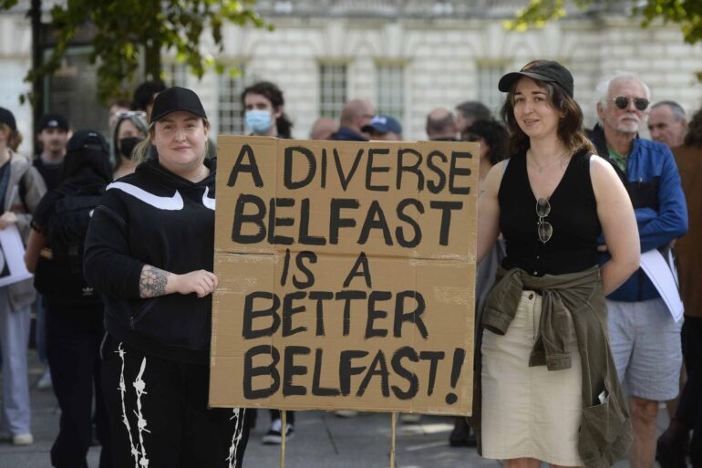 Tausende Menschen haben in den vergangenen Tagen in Belfast gegen rechte Gewalt demonstriert. (Archivbild)