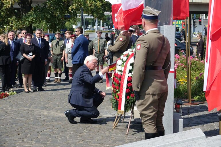 Bundespräsident Frank-Walter Steinmeier hat einen Kranz für die Opfer des Warschauer Aufstands niedergelegt.