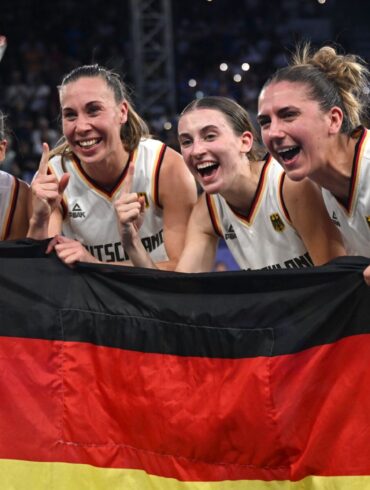 Feiern mit der Fahne: Die 3x3-Basketballerinnen.