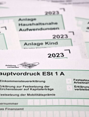 Die Zeit für die Einkommenssteuererklärung für 2023 drängt. (Archivbild)