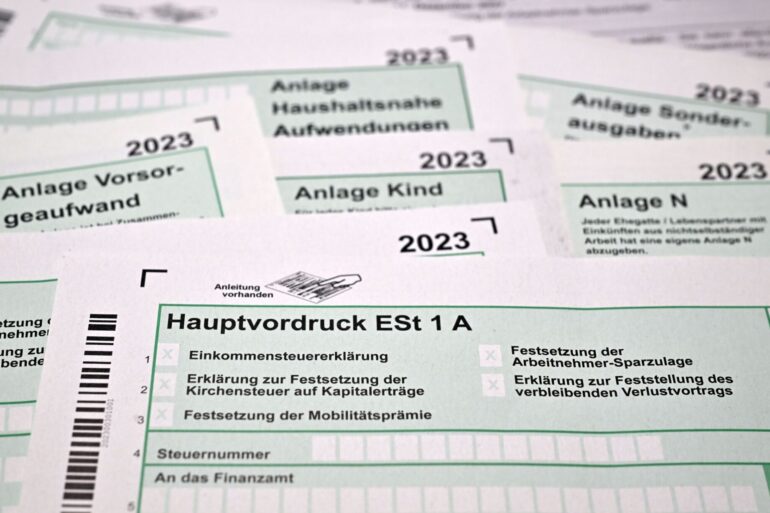 Die Zeit für die Einkommenssteuererklärung für 2023 drängt. (Archivbild)