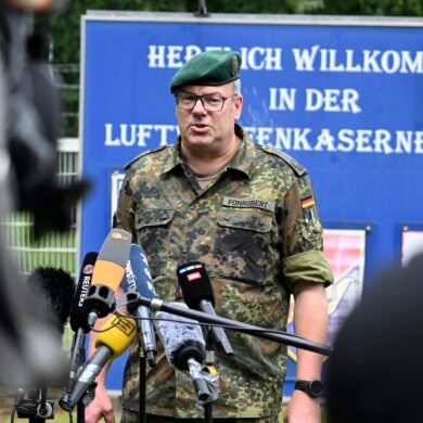 Oberstleutnant Ulrich Fonrobert unterrichtet die Presse nach der Sperrung des Militärflugplatzes.
