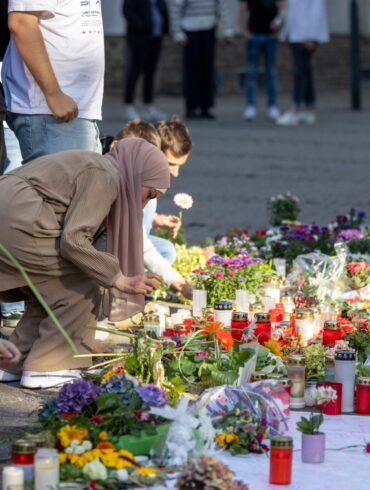 Alle acht Verletzten des Solinger Anschlags werden nach Angaben des NRW-Innenministers Reul überleben.