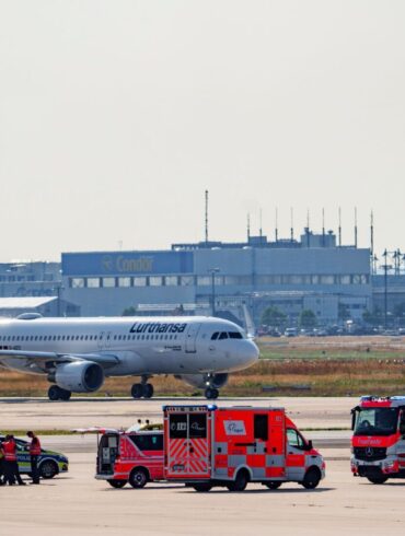Nach einer Störaktion am Frankfurter Flughafen gibt es Durchsuchungen bei der Letzten Generation. (Archivild)