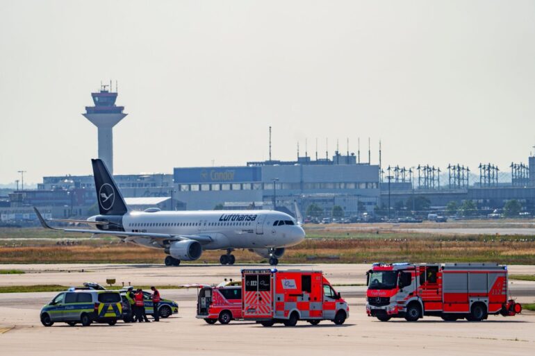 Nach einer Störaktion am Frankfurter Flughafen gibt es Durchsuchungen bei der Letzten Generation. (Archivild)