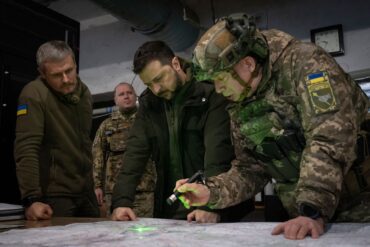 Der ukrainische Präsident Wolodymyr Selenskyj (3. v. l.) mit seinem Oberbefehlshaber Olexander Syrskyj (r), der als Kopf hinter dem Vorstoß auf russisches Gebiet gilt. (Archivbild)