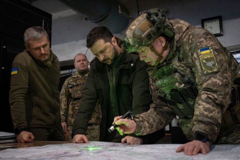 Der ukrainische Präsident Wolodymyr Selenskyj (3. v. l.) mit seinem Oberbefehlshaber Olexander Syrskyj (r), der als Kopf hinter dem Vorstoß auf russisches Gebiet gilt. (Archivbild)