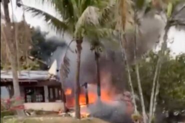 Dieser Ausschnitt aus einem Video zeigt das Feuer, das von einem Flugzeug ausgeht, das in Vinhedo im brasilianischen Bundesstaat Sao Paulo neben einem Haus abgestürzt ist.