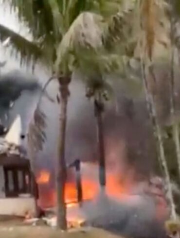 Dieser Ausschnitt aus einem Video zeigt das Feuer, das von einem Flugzeug ausgeht, das in Vinhedo im brasilianischen Bundesstaat Sao Paulo neben einem Haus abgestürzt ist.