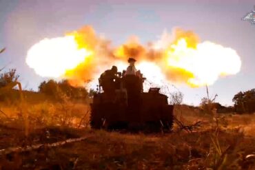 Russische Artillerie beschießt ukrainische Stellungen (Archivbild