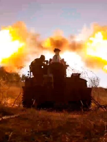 Russische Artillerie beschießt ukrainische Stellungen (Archivbild