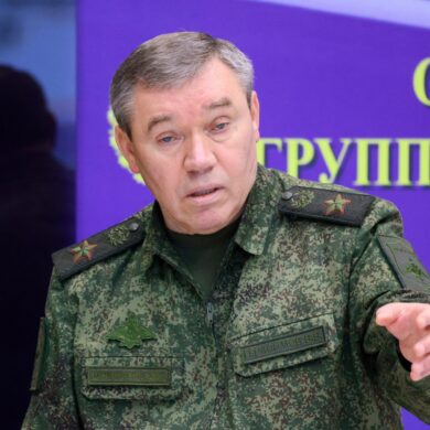 Der Chef des russischen Generalstabs, Waleri Gerassimow, besucht vergleichsweise selten das Kriegsgebiet in der Ukraine. (Archivbild)