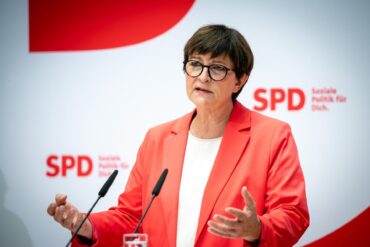 Esken wirft Finanzminister Lindner vor, erneut die Regierung zu beschädigen. (Archivbild)