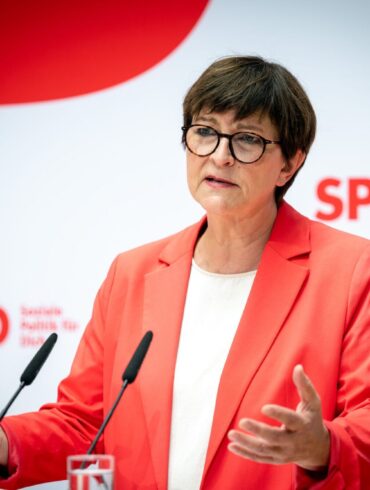 Esken wirft Finanzminister Lindner vor, erneut die Regierung zu beschädigen. (Archivbild)