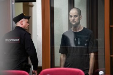 «Wall Street Journal»-Reporter Evan Gershkovich (r) wurde von einem russischen Gericht wegen angeblicher Spionage zu 16 Jahren Haft verurteilt. Sein Arbeitgeber und die USA wiesen die Vorwürfe als erfunden zurück. (Archivbild)