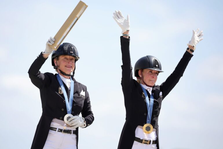 Jessica von Bredow-Werndl und Isabell Werth feiern ihre Medaillen.