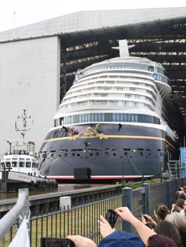 Verlässt ein neues Kreuzfahrtschiff die Meyer Werft, zieht das Hunderte Schaulustige nach Papenburg. (Archivbild)