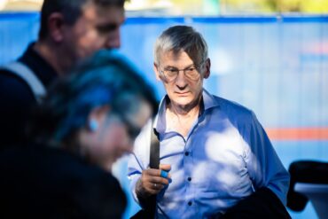 Hans-Christoph Berndt kommt zur Wahlparty der AfD.