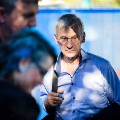 Hans-Christoph Berndt kommt zur Wahlparty der AfD.