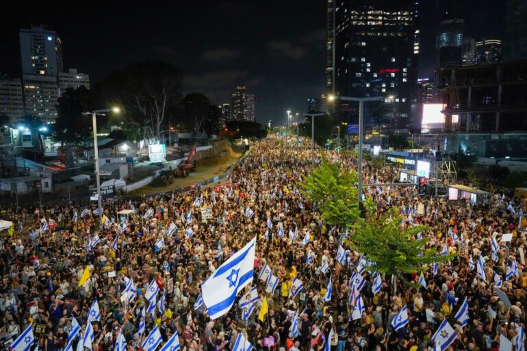Zehntausende Menschen gingen in Tel Aviv und anderen israelischen Städten auf die Straße, um die Regierung zum Abschluss eines Geisel-Deals zu drängen.