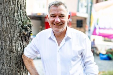 Jan van Aken bewirbt sich im Duo mit seiner Parteikollegin Ines Schwerdtner um die Spitze der Partei Die Linke. (Archivbild)