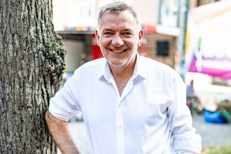 Jan van Aken bewirbt sich im Duo mit seiner Parteikollegin Ines Schwerdtner um die Spitze der Partei Die Linke. (Archivbild)