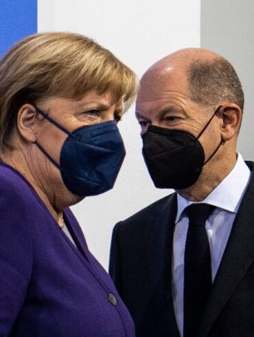 Nach dem Wahlsieg von Olaf Scholz kämpften Angela Merkel und er vorübergehend gemeinsam gegen Corona.