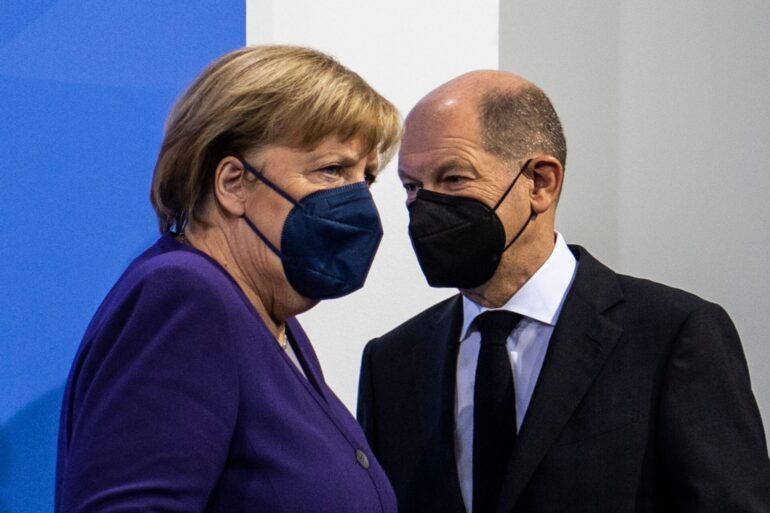 Nach dem Wahlsieg von Olaf Scholz kämpften Angela Merkel und er vorübergehend gemeinsam gegen Corona.