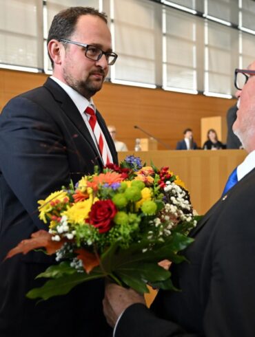 Thadäus König (CDU) ist neuer Landtagspräsident in Thüringen. Der massiv in die Kritik geratene Alterspräsident Jürgen Treutler (AfD) gratulierte ihm.