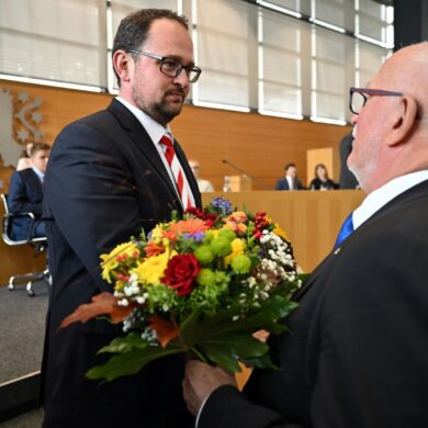 Thadäus König (CDU) ist neuer Landtagspräsident in Thüringen. Der massiv in die Kritik geratene Alterspräsident Jürgen Treutler (AfD) gratulierte ihm.