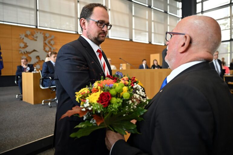 Thadäus König (CDU) ist neuer Landtagspräsident in Thüringen. Der massiv in die Kritik geratene Alterspräsident Jürgen Treutler (AfD) gratulierte ihm.