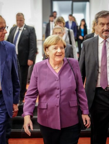 Markus Söder, CSU-Vorsitzender und Ministerpräsident von Bayern, und Friedrich Merz, CDU-Bundesvorsitzender und Unionsfraktionsvorsitzender, begleiteten Altkanzlerin Angela Merkel zu ihrem Platz.