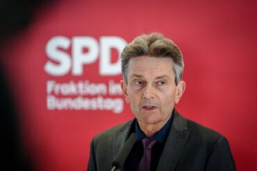 Aus Sicht des Vorsitzenden der SPD-Bundestagsabgeordneten sollten die westlichen Länder nun die Initiative ergreifen. (Archivbild)