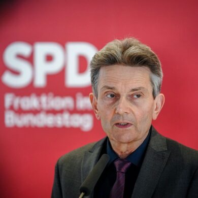 Aus Sicht des Vorsitzenden der SPD-Bundestagsabgeordneten sollten die westlichen Länder nun die Initiative ergreifen. (Archivbild)