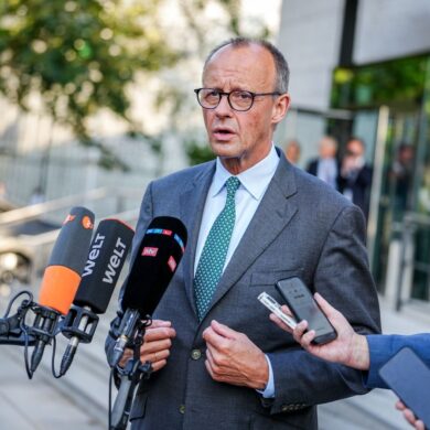 Unionsfraktionschef Merz vermutet eine Blockade durch die Grünen als Grund für das Scheitern der Gespräche über eine umfassende Zurückweisung von Asylbewerbern. Und attackiert scharf den Kanzler.