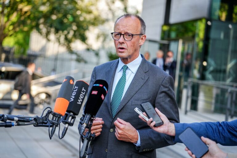 Unionsfraktionschef Merz vermutet eine Blockade durch die Grünen als Grund für das Scheitern der Gespräche über eine umfassende Zurückweisung von Asylbewerbern. Und attackiert scharf den Kanzler.
