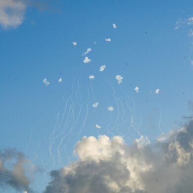 Israel fliegt nach heftigem Beschuss weitere Angriffe gegen die Hisbollah-Miliz im Libanon.