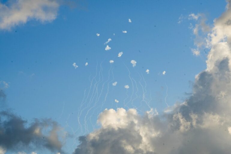 Israel fliegt nach heftigem Beschuss weitere Angriffe gegen die Hisbollah-Miliz im Libanon.