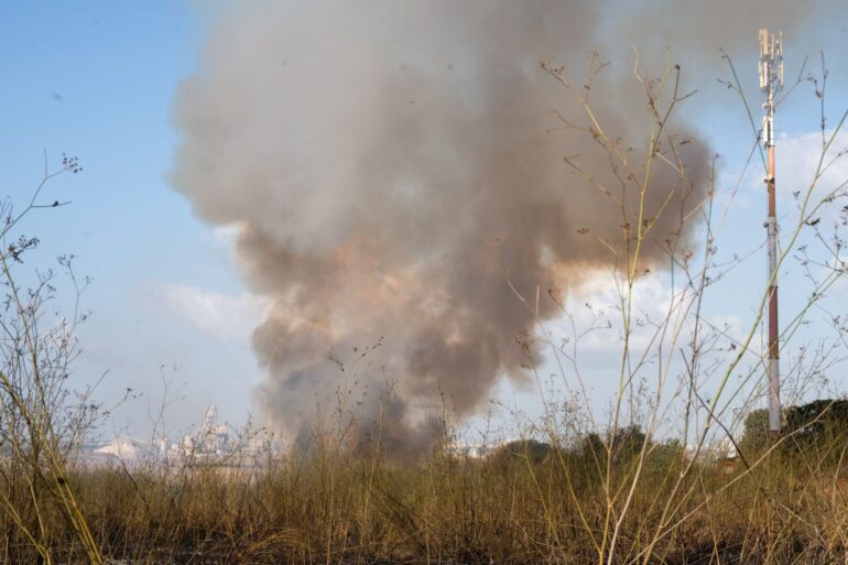 Nach dem Einschlag von Teilen einer Huthi-Rakete ist in Israel ein Feuer ausgebrochen.